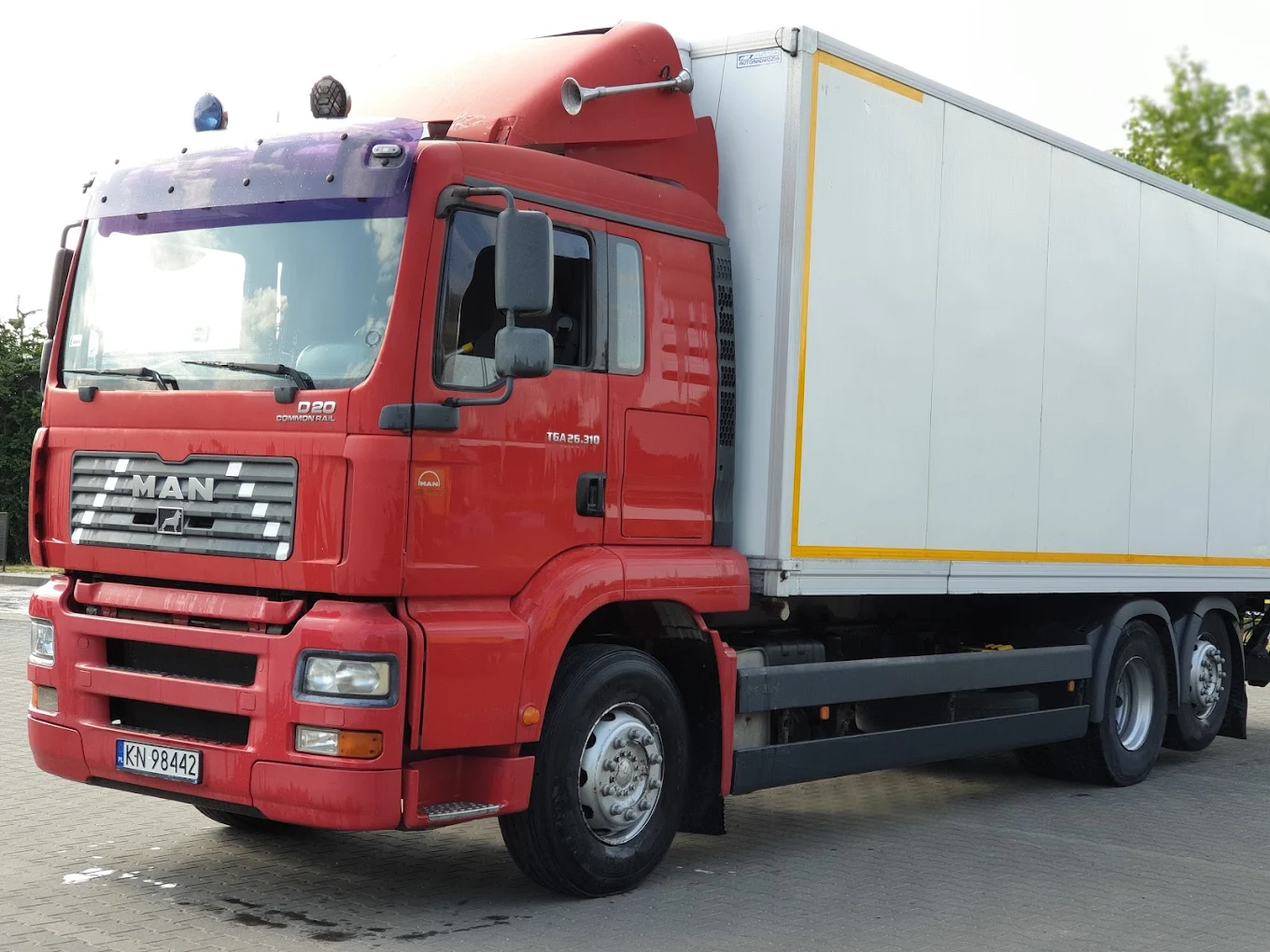 Ciężarówka transportowa firmy Transport Drogowy Towarów